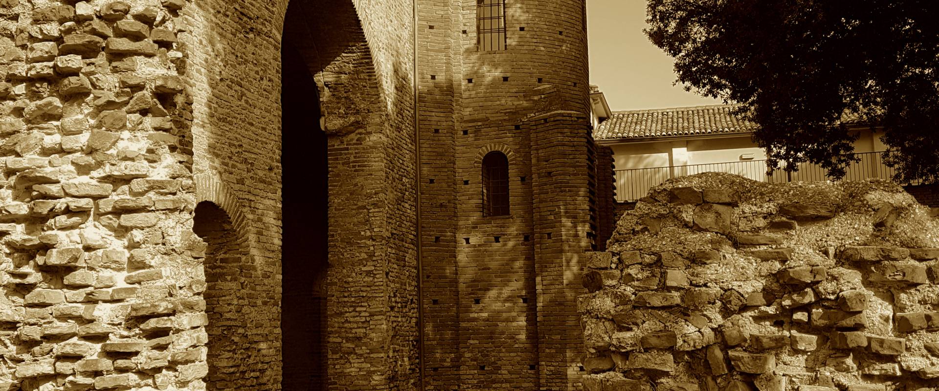 Chiesa di San Salvatore ad Chalchis cosiddetto Palazzo di Teodorico seppia foto di Opi1010